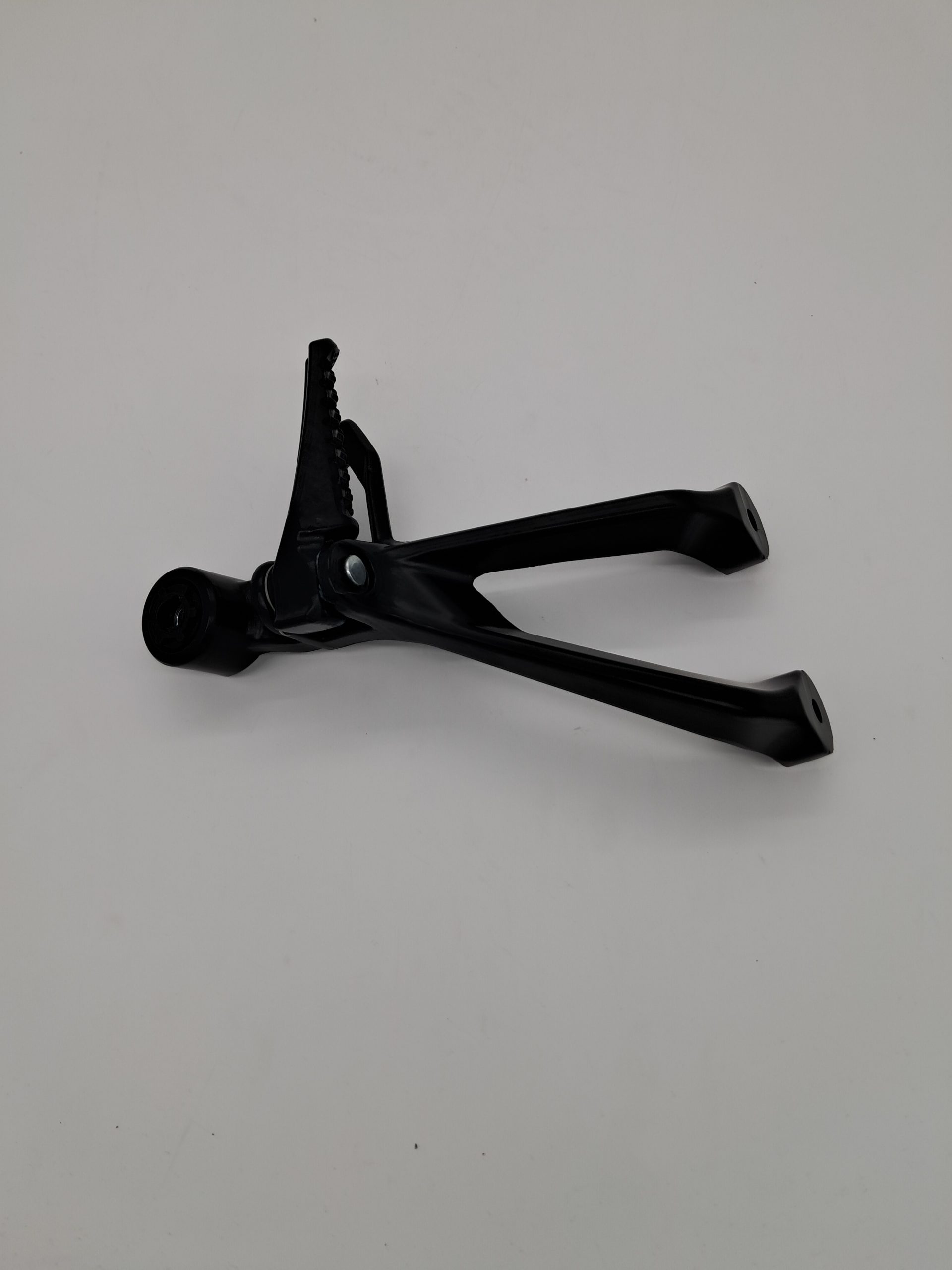 Rear exhaust mount