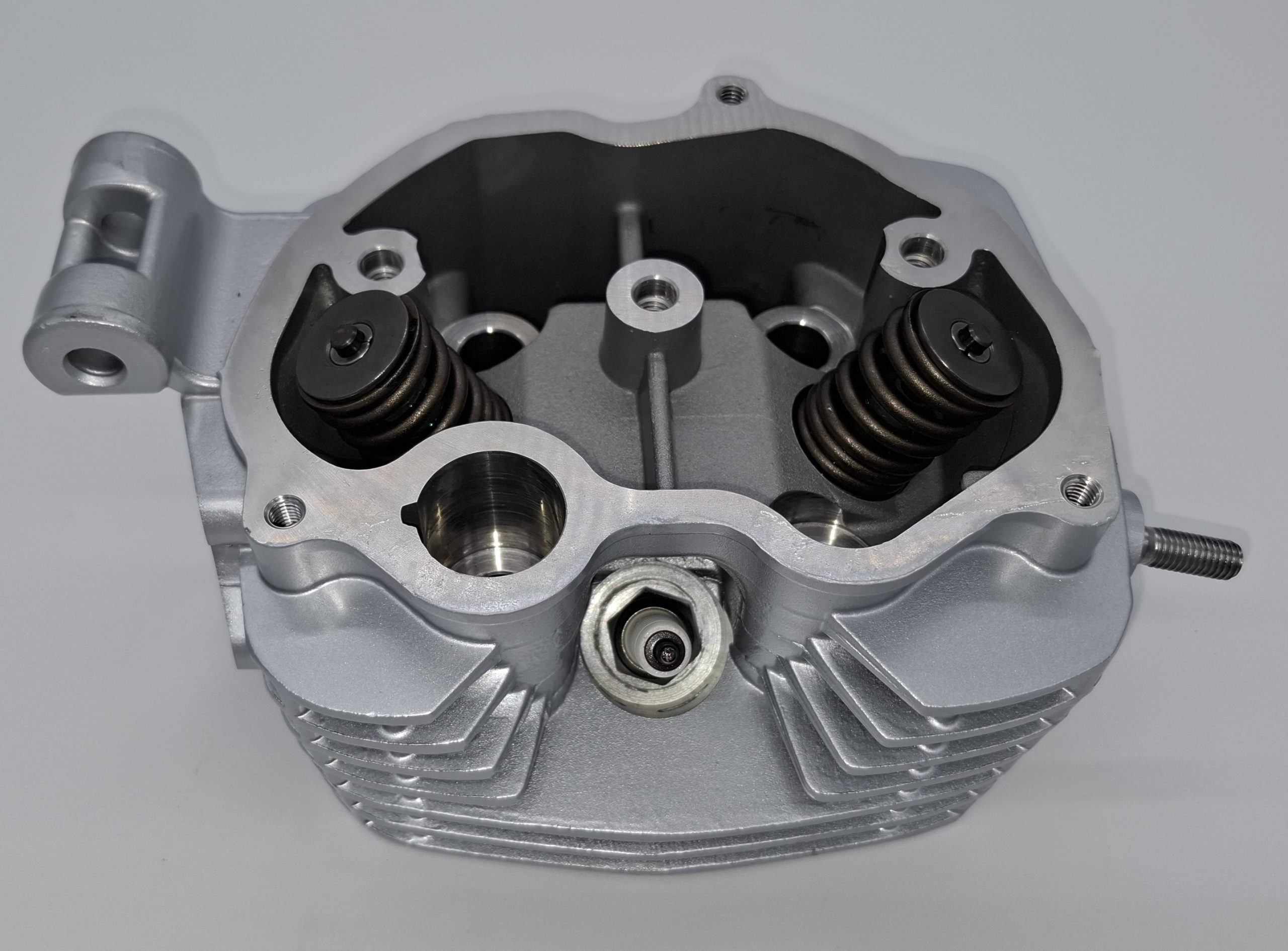 DB50 Cylinder head with valves